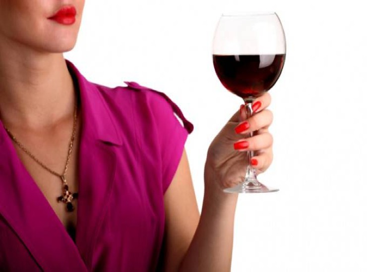 Donna con bicchiere di vino