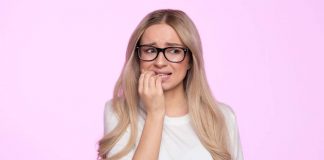 Ragazza ansiosa
