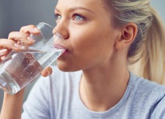 quanta acqua bere al giorno