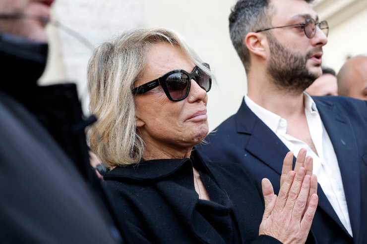 Maria De Filippi al funerale