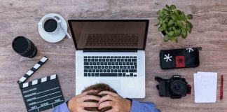 ragazzo al computer disperato