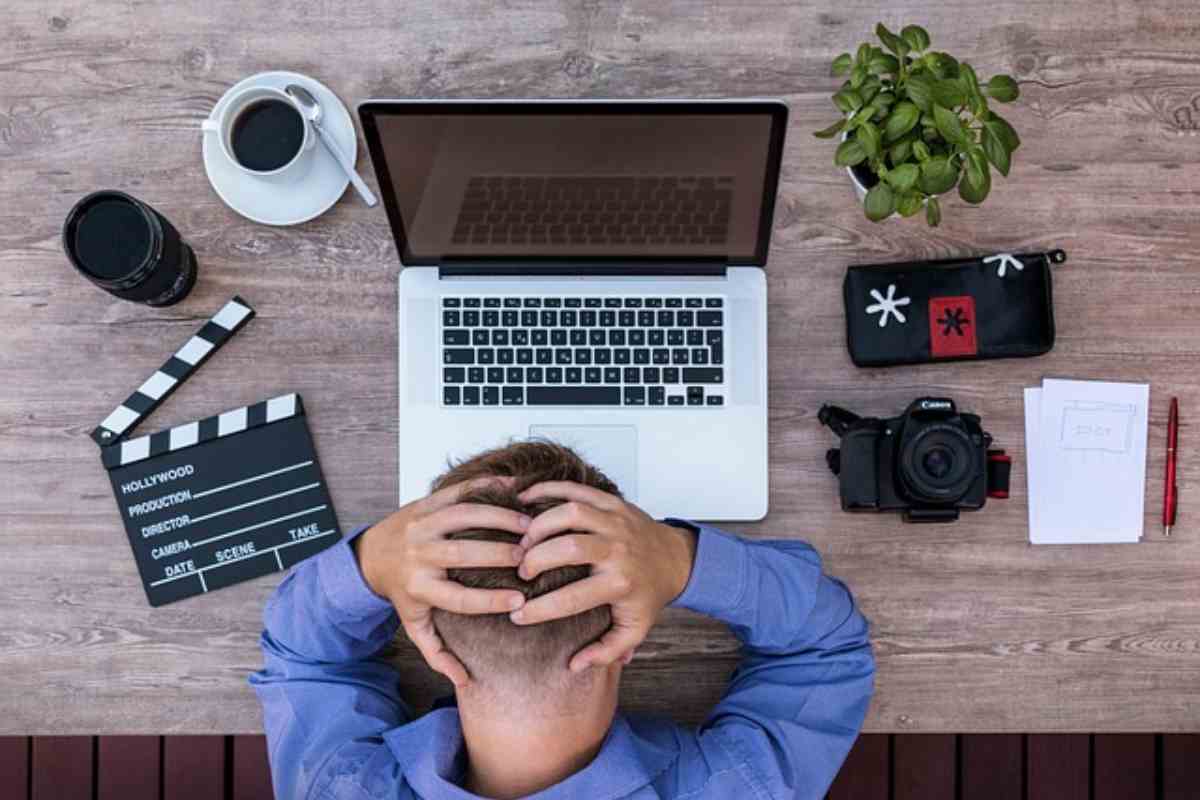 ragazzo al computer disperato