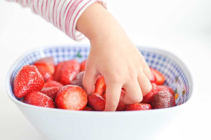 Se il tuo bambino mangia con le mani, lasciaglielo fare