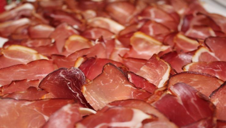 svelato il mistero dei puntini su salumi e formaggi