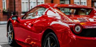 Non gli vendono la Ferrari