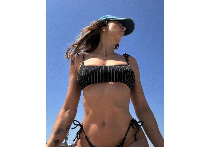 Elisabetta Canalis primo piano costume scollatura incontenibile