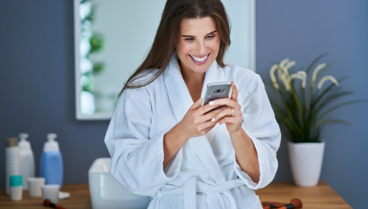 Smartphone in bagno: perché non dovresti mai usarlo