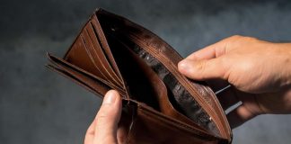 Gli italiani si indebitano: non hanno più soldi, corsa al banco dei pegni