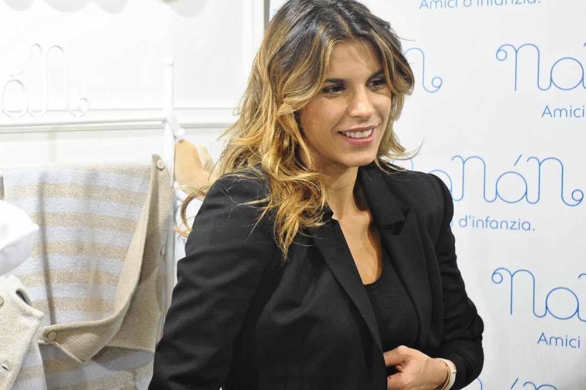 elisabetta canalis salva una tartaruga