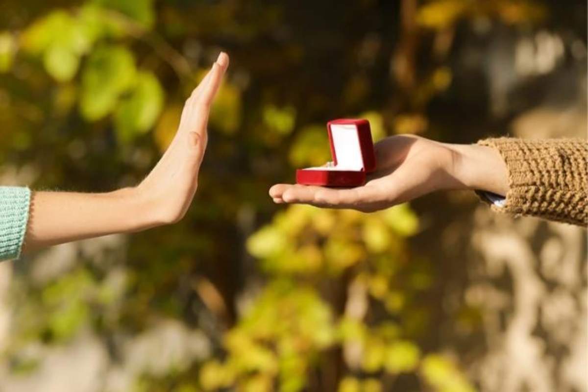 Proposta di matrimonio con una Crocs