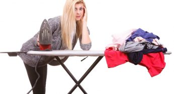 Stirare senza ferro col trucco geniale: risparmi tempo soldi e sudore