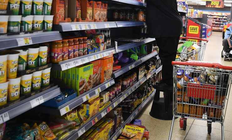 tra scaffali dei supermarket: prevenire cibo spazzatura