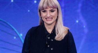 “Un fiore Sei” Arisa, costume da urlo: ti lascia senza fiato | FOTO