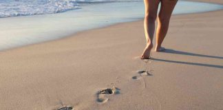 Camminata in spiaggia, i benefici da conoscere