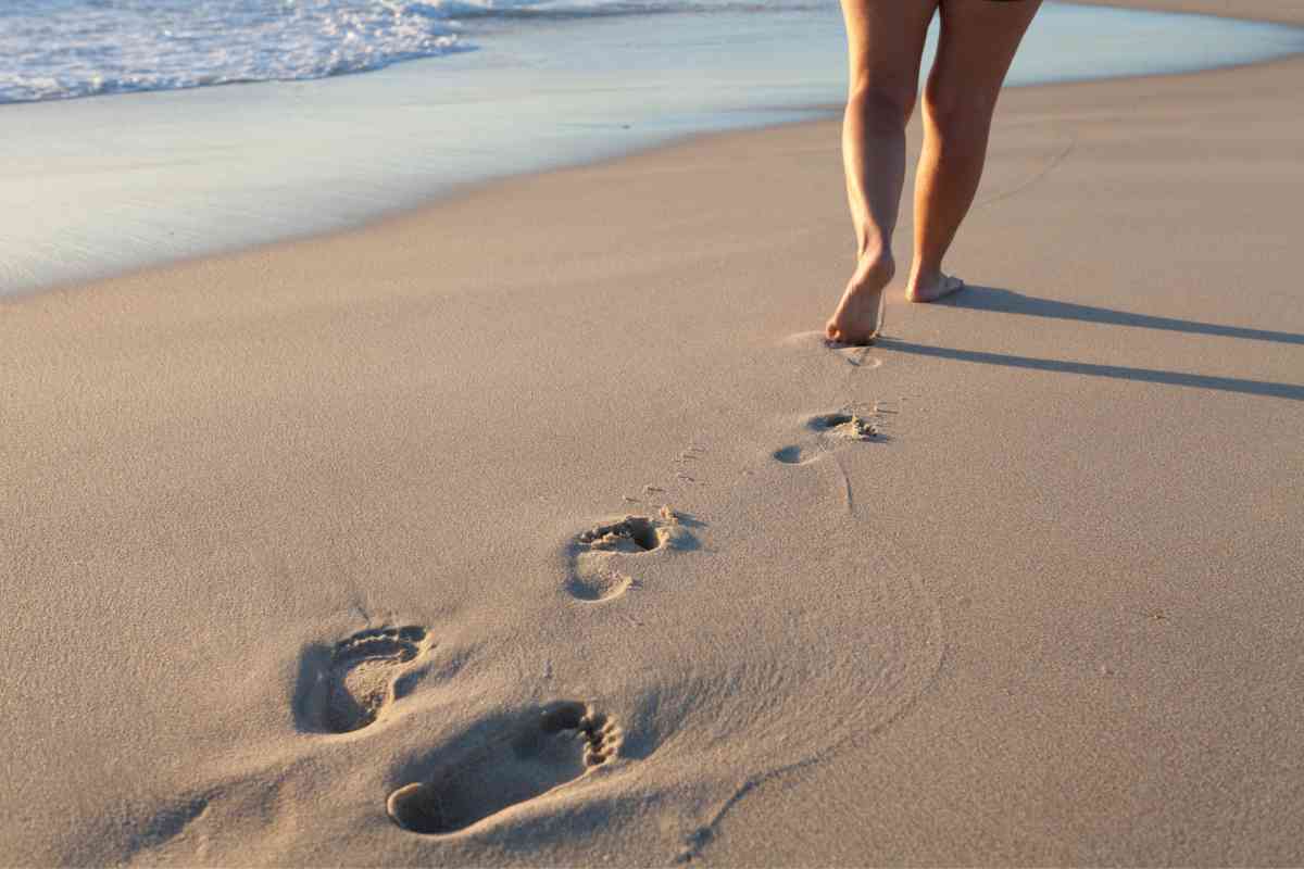 Camminata in spiaggia, i benefici da conoscere