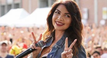 Cristina D’Avena, tutto in vista: seno esplosivo ed è boom di commenti FOTO