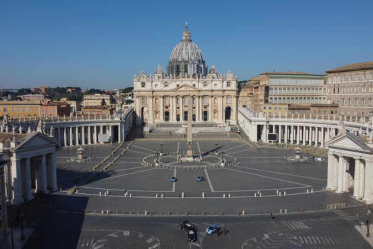 Vaticano, bancomat lingua non italiana