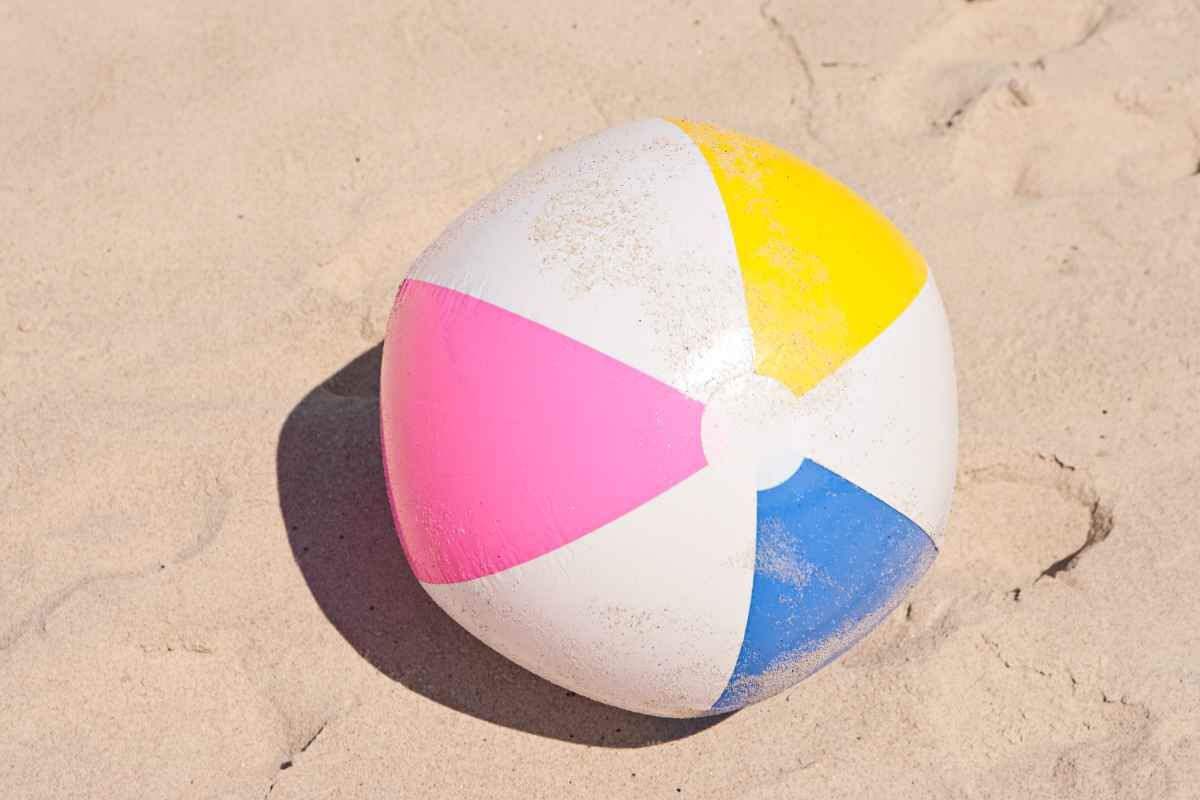 Giocare a palla sulla spiaggia è permesso o proibito?