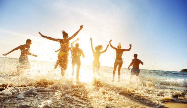 Viene cacciato dalla spiaggia