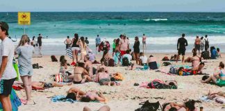 Viene cacciato dalla spiaggia