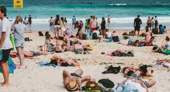 Raduna una folla di fans e viene cacciato dalla spiaggia: ecco cosa è accaduto al famoso idolo dei social
