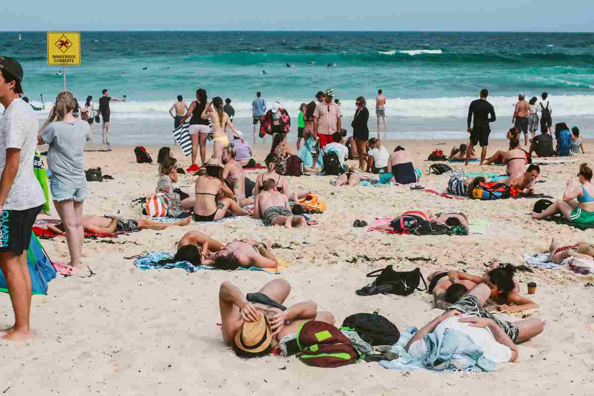 Viene cacciato dalla spiaggia