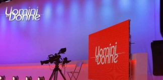 Uomini e donne cavaliere stupisce