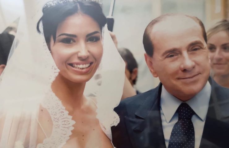 Elisabetta Gregoraci omaggio Berlusconi 