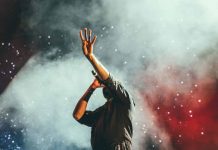 cantante accuse cosa succede