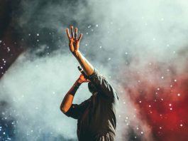 cantante accuse cosa succede