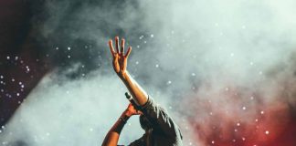 cantante accuse cosa succede